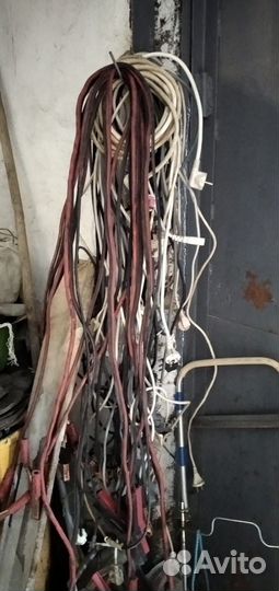 Медные провода с вилками для электроприборов