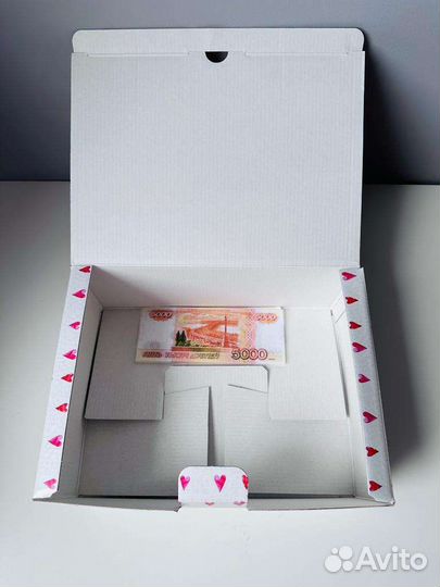 Новая подарочная коробка и ненастоящие деньги