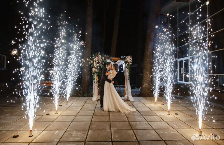 Тяжелый дым шоу холодных фонтанов на свадьбу