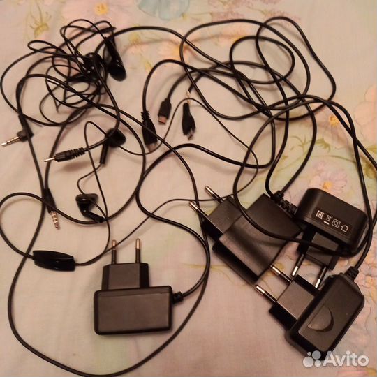 Наушники,зарядки от телефонов