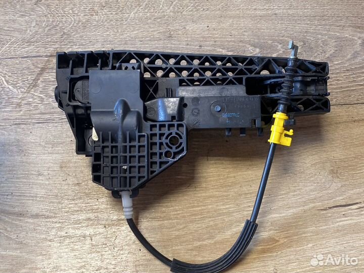 Audi q3 задняя левая внешняя ручка двери