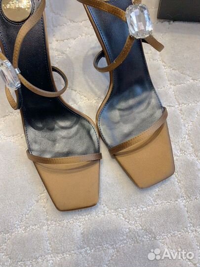 Босоножки на высоком каблуке ysl