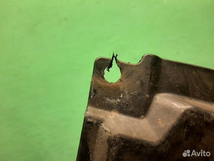 Пыльник двигателя боковой левый Toyota Corolla E1