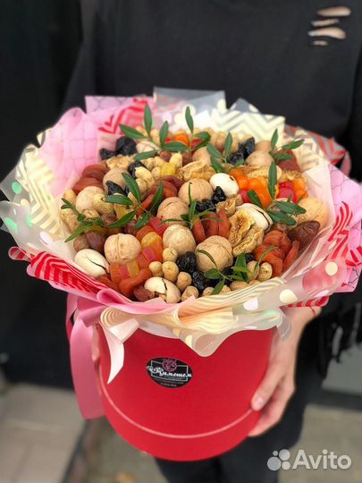 Съедобный полезный букет из сухофруктов и орехов