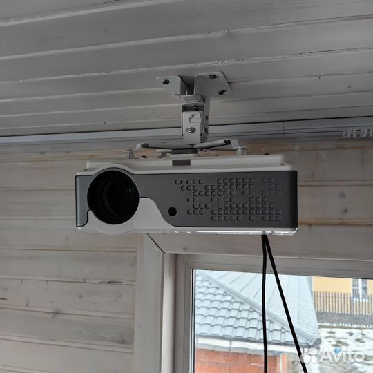 Проектор экран и крепление на стену