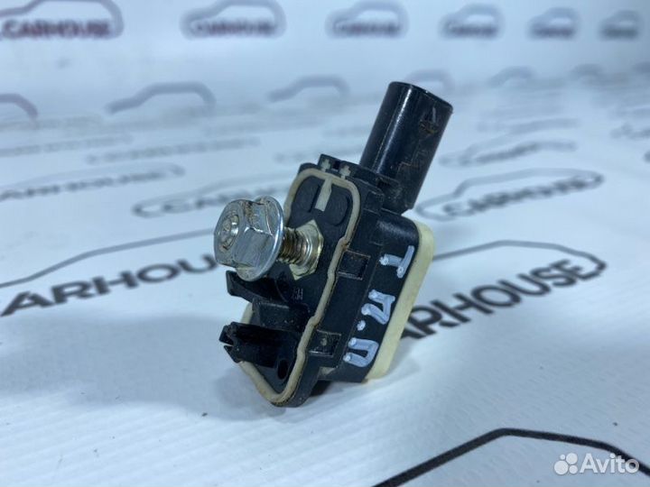 Датчик удара передний правый Volkswagen Touareg NF