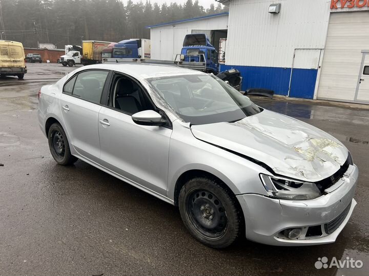 Volkswagen Jetta 1.6 AT, 2013, битый, 111 000 км
