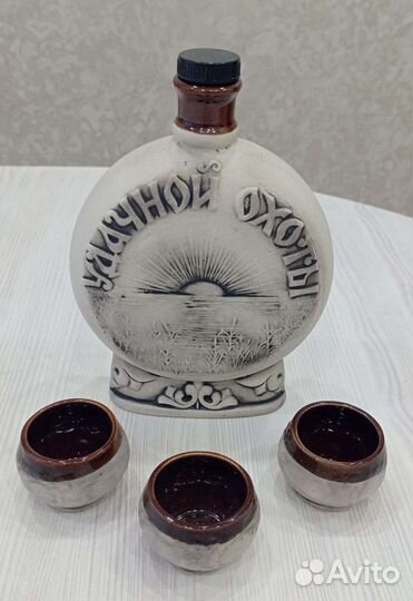 Штолик с рюмками