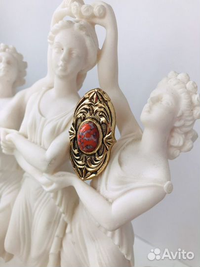 Ретро-брошь