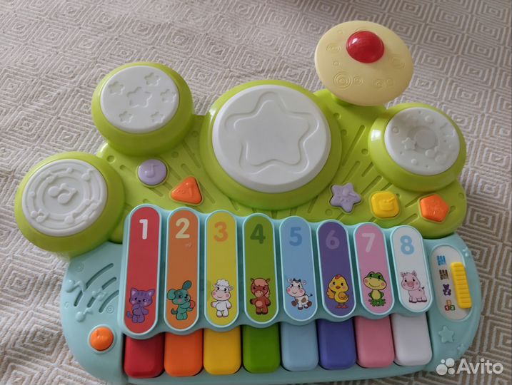 Пианино и плюшевые игрушки