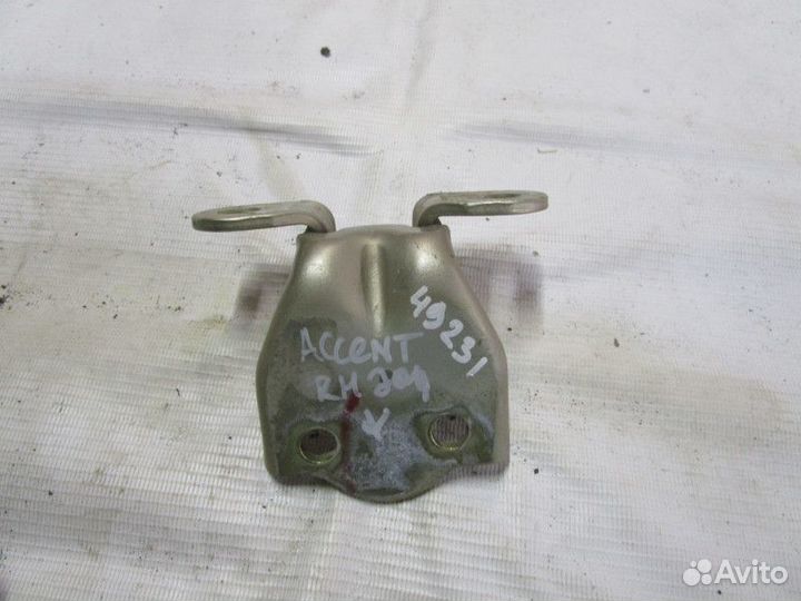 Петля двери задней правой нижняя Hyundai Accent II