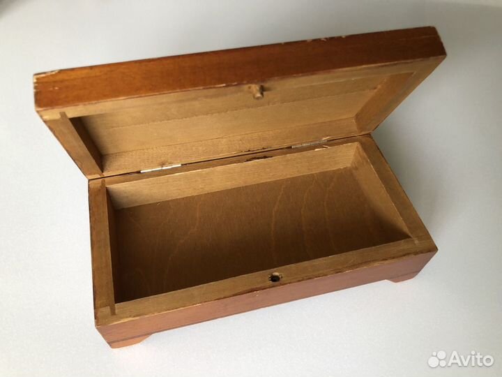 Резная деревянная шкатулка
