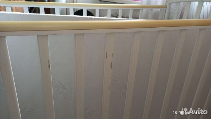 Детская кроватка с универсальным маятником