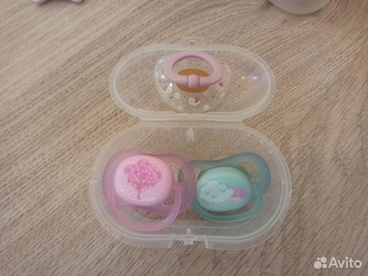 Бутылочки для кормления, молокоотсос и пустышки