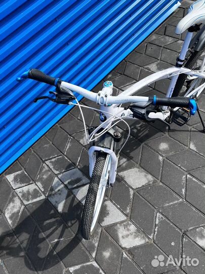 Велосипед на литых дисках BMW