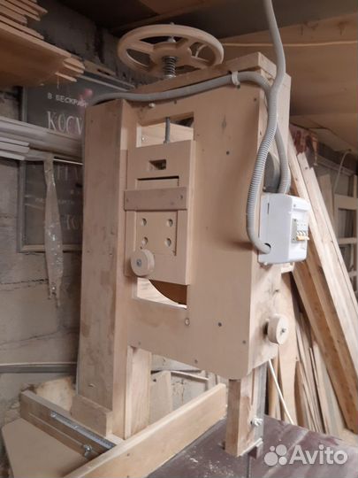 Лентопильный станок по дереву