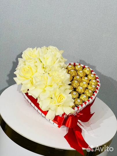 Торт сердце из роз и киндер шоколада