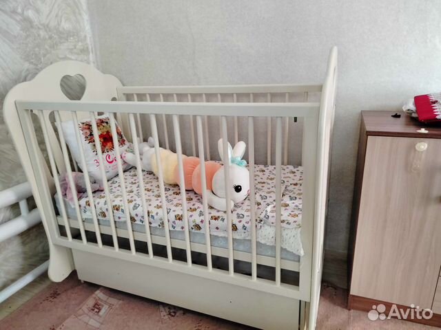 Детская кроватка с маятником и ящиком