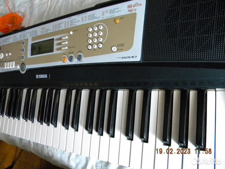 Синтезатор yamaha psr R200