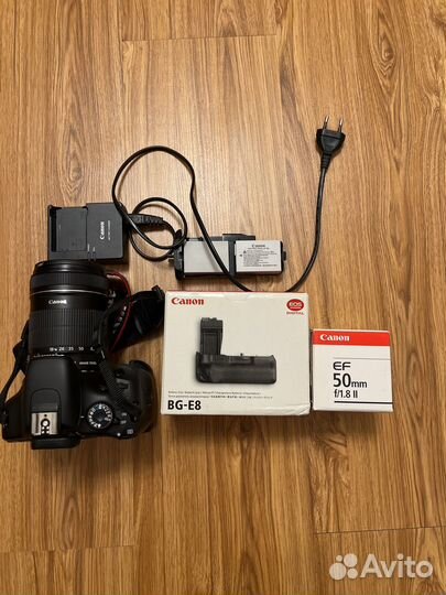 Камера Canon eos 550d обьектив 18-135мм + баттблок