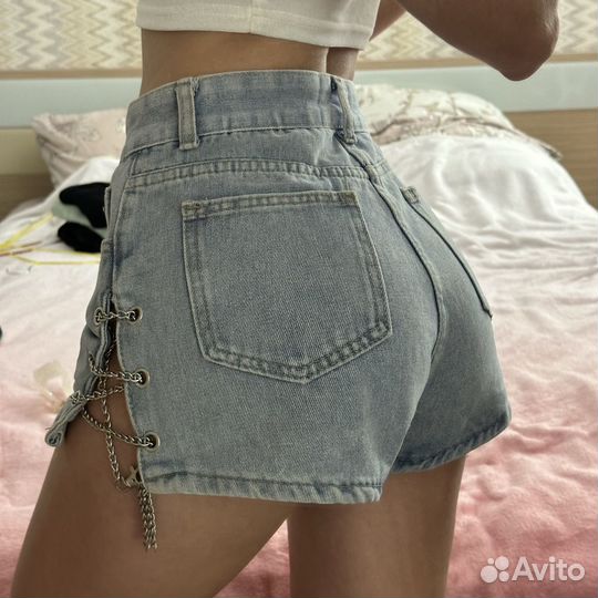 Джинсовые шорты с цепочками