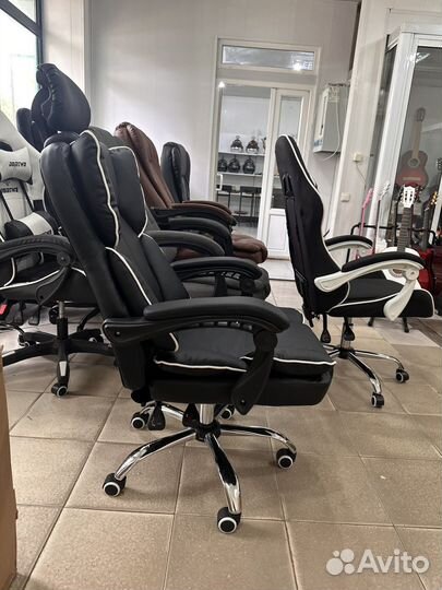 Компьютерное кресло с подголовником