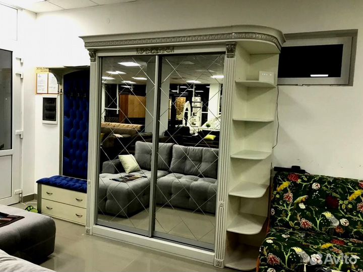 Очень красивый шкаф в прихожую Барокко