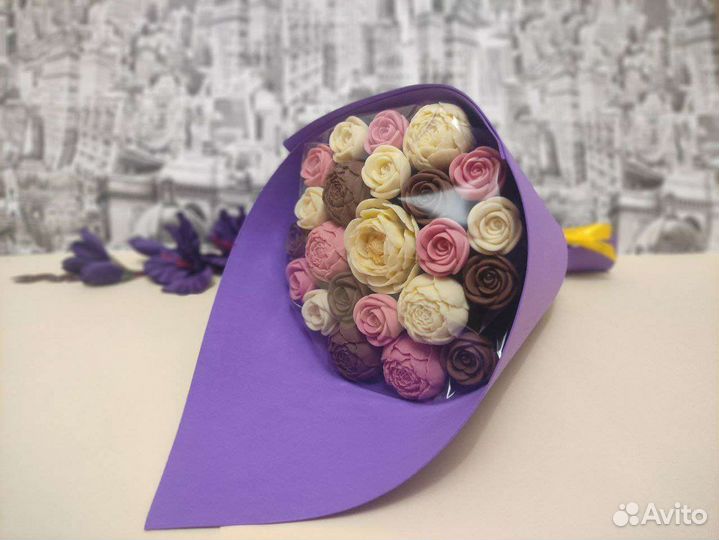 Букет из шоколадных роз и пионов