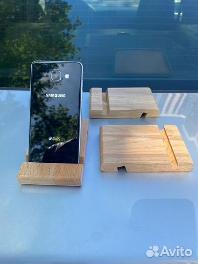 Подставка для телефона из дерева