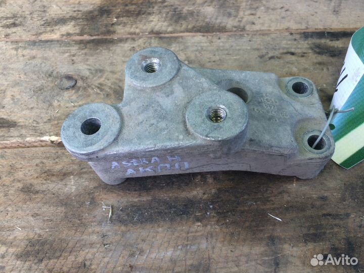 Кронштейн левый Opel Astra H 1.8 АКПП