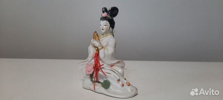 Статуэтки фарфоровые: фигуры женщин