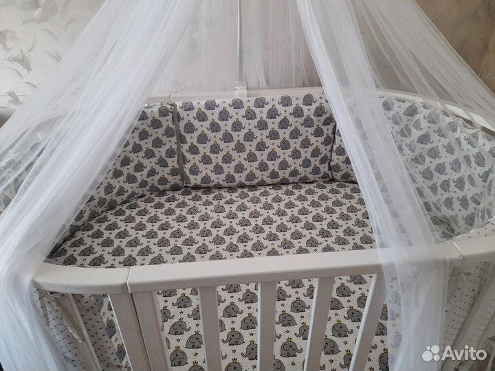 Детская кроватка с маятником