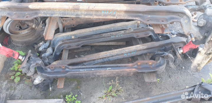 Isuzu Elf Балка с цапфами