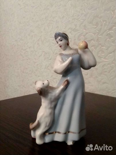 Статуэтка фарфор царевна с яблоком и пёс Соколко