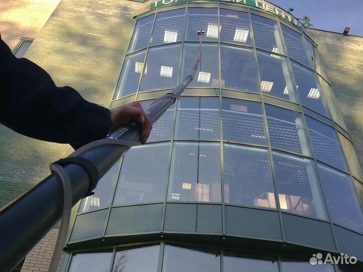 Мойка окон фасадов витрин штангами