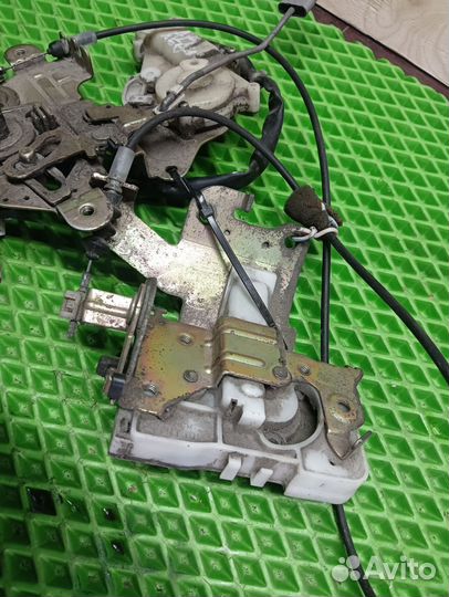 Замок задней двери на mazda MPV 2