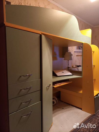 Детская кровать чердак со столом и шкафом