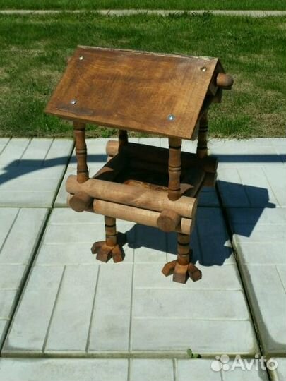 Кормушка для птиц на куриных ножках