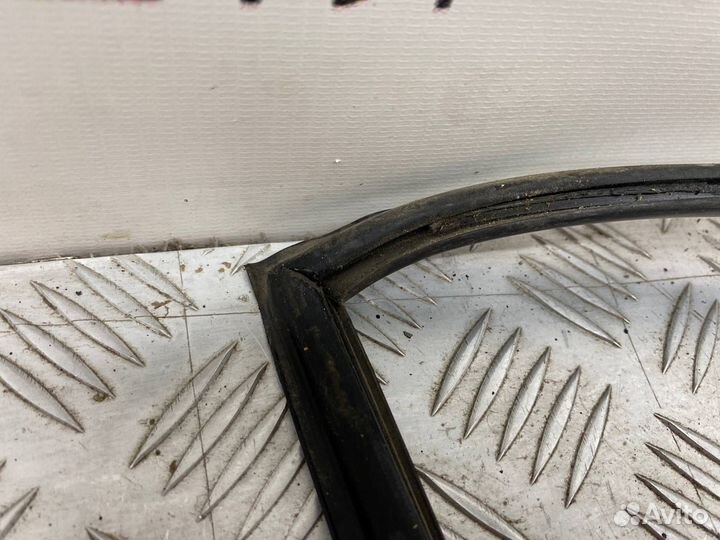 Б/У накладка лобового стекла (молдинг) передний