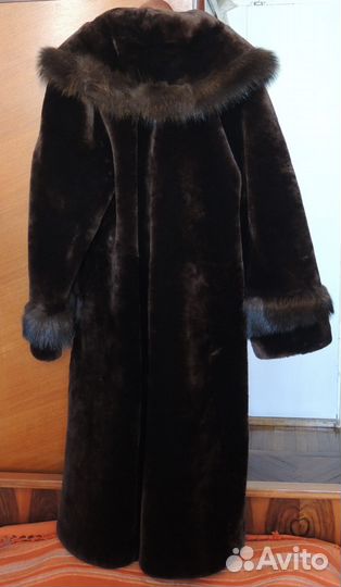 Шуба мутоновая, темно коричневого цвета
