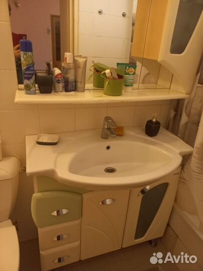 Зеркало и раковина в ванную