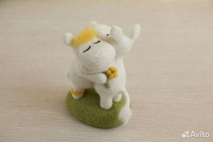 Влюбленные муми-тролли, игрушка из шерсти
