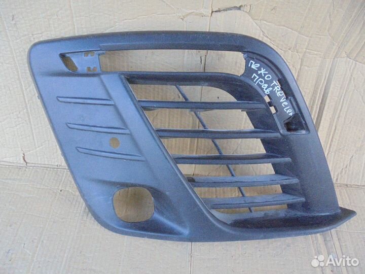 Решетка птф передняя правая Peugeot Traveller
