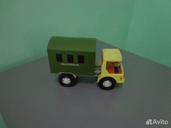 Железная игрушка - машинка СССР механическая