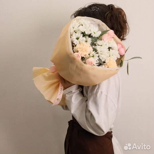 Нюдовый букет с диантусами, розой и хризантемой