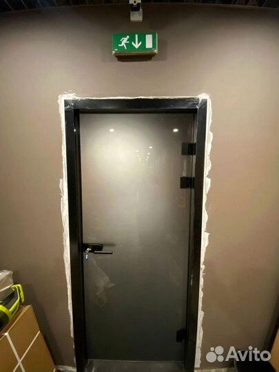 Распашные стеклянные двери