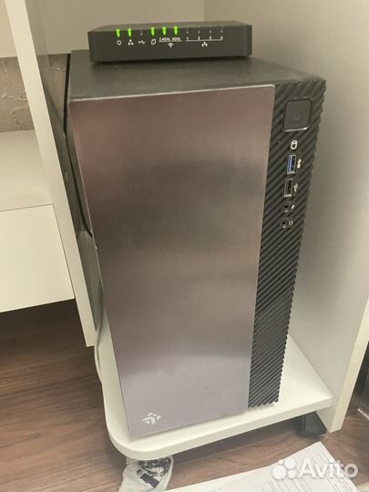 Компьютер с монитором, вебкамерой и клавиатурой