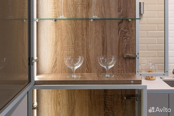 Кухня современная без верхних шкафов