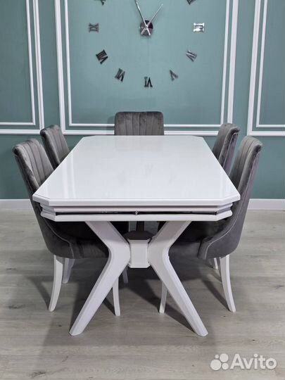 Стол и стулья в гостиную. В наличии