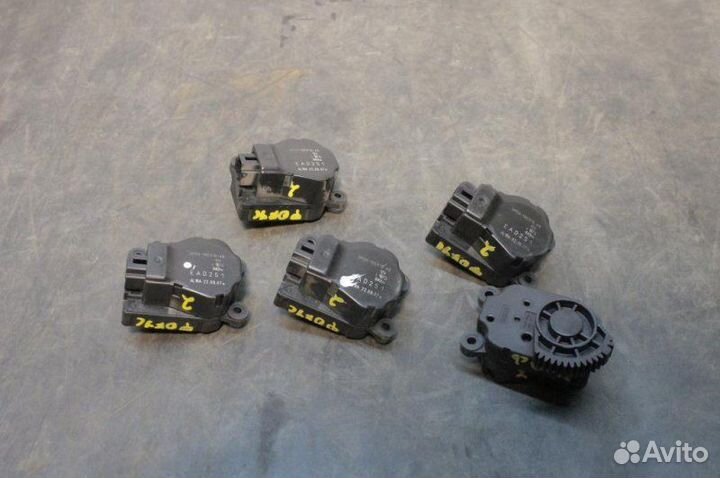 Моторчик привода заслонок отопителя Ford Focus 2